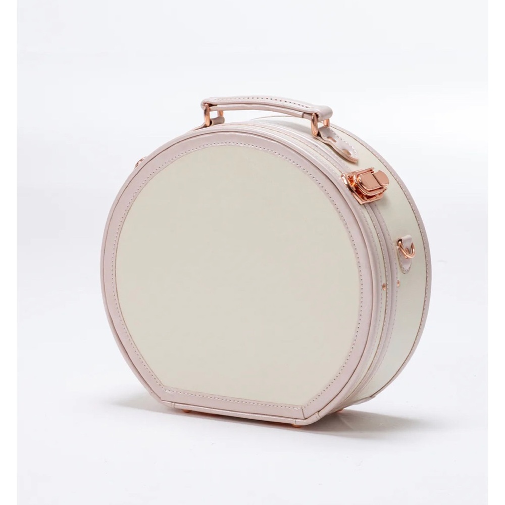 NWT Minimalism Hat Box - Cream White's